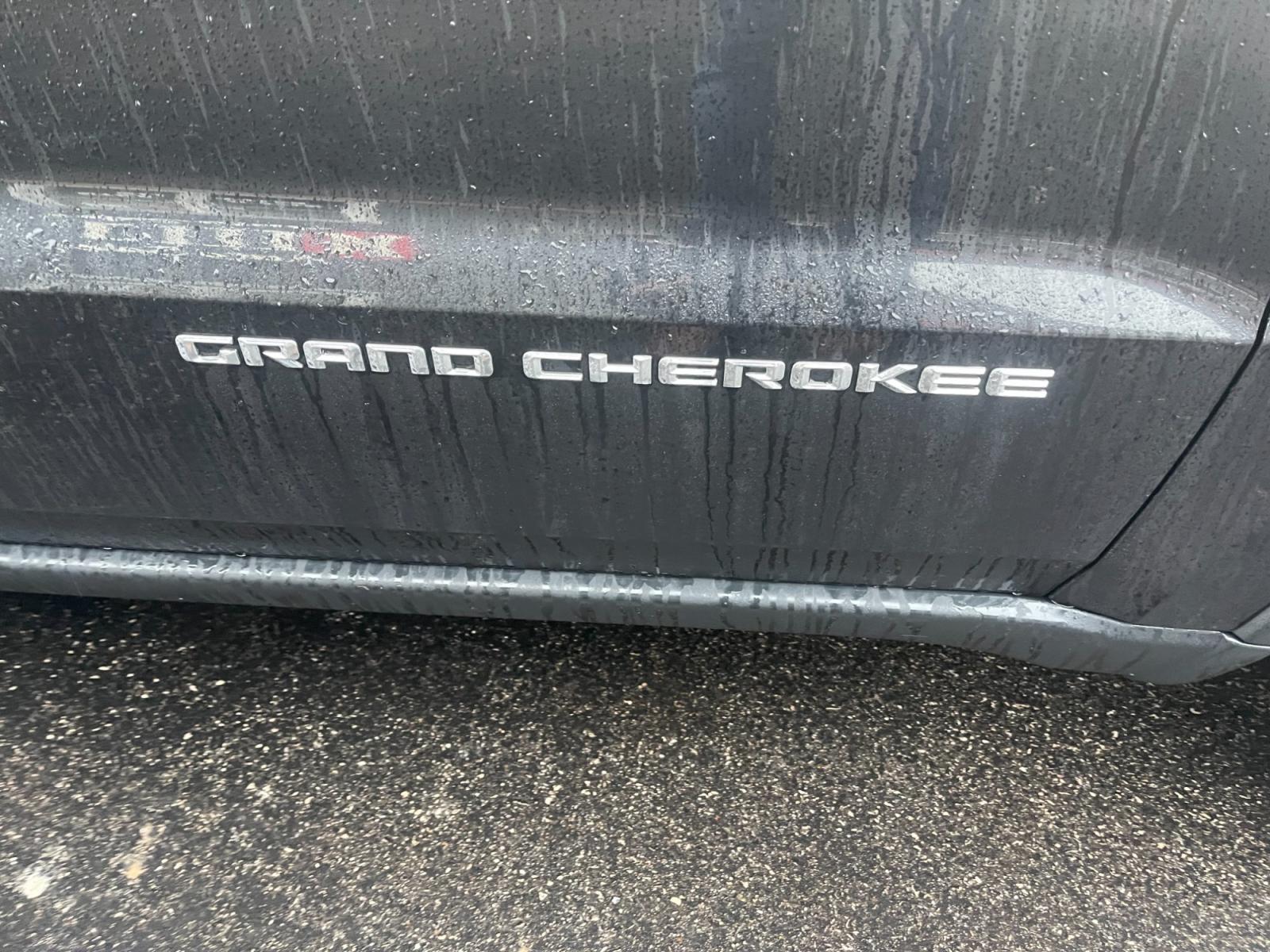 2015 Black /Black Jeep Grand Cherokee Limited 4WD (1C4RJFBG2FC) with an 3.6L V6 DOHC 24V FFV engine, 8-Speed Automatic transmission, located at 547 E. Main St., Orwell, OH, 44076, (440) 437-5893, 41.535435, -80.847855 - This 2015 Jeep Grand Cherokee Limited 4WD comes equipped with a 3.6L Pentastar V6 engine paired with an 8-speed automatic transmission, offering a blend of power and efficiency. It boasts a luxurious leather interior with both front and rear heated seats for comfort in various climates. For convenie - Photo #5